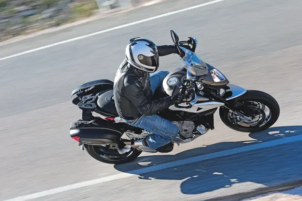 Prova MV Agusta Stradale 800 2015