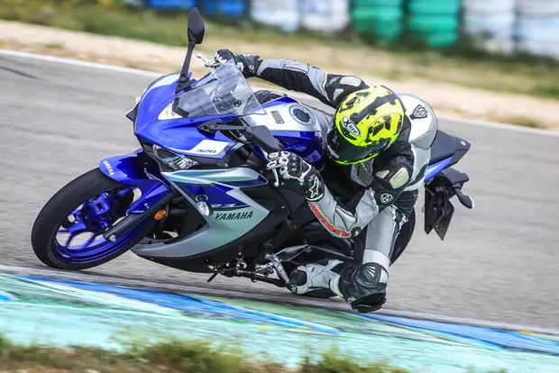 Prova Yamaha YZF R3 2015