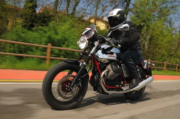 Prova Moto Guzzi V7 II Racer 2015