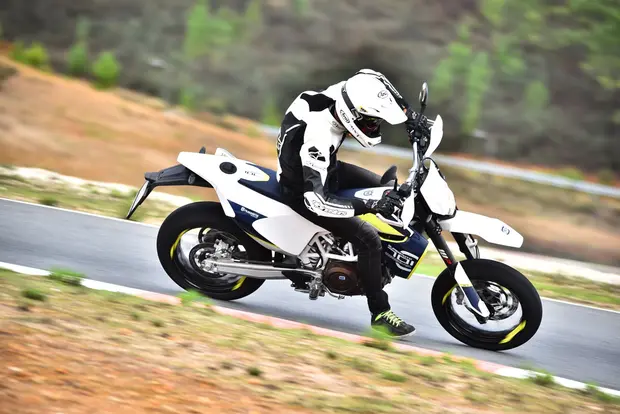 Prova Husqvarna 701 Supermoto 2017