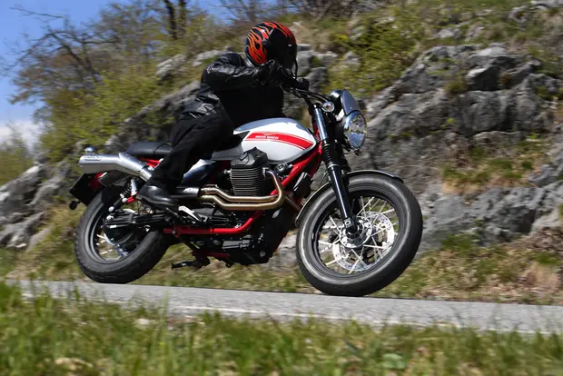 Prova Moto Guzzi V7 II Stornello 2016