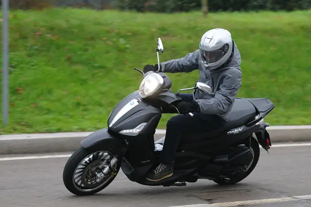 Prova Piaggio Beverly 300 by Police  2017