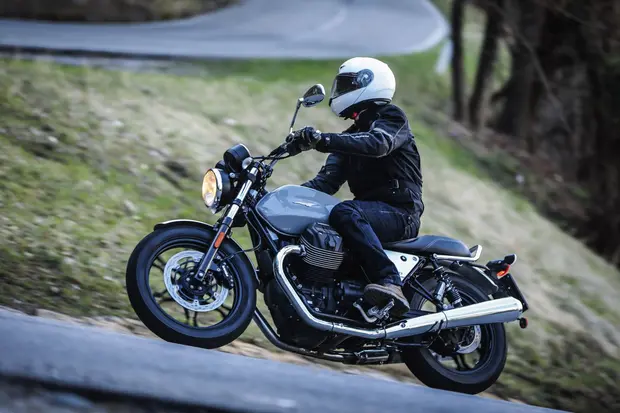 Prova Moto Guzzi V7 III Milano 2018