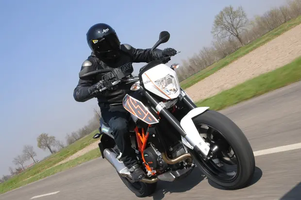 Prova KTM Duke 690 2012