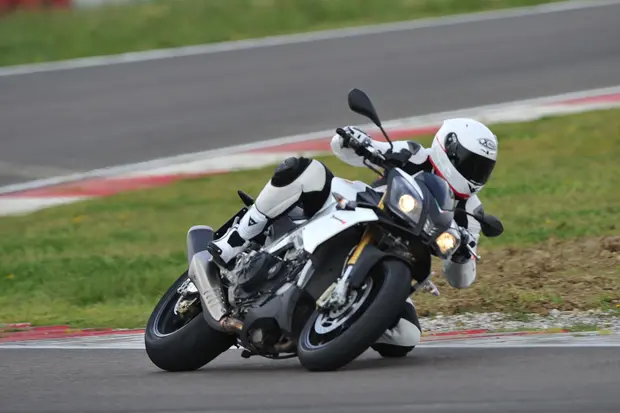 Prova Aprilia Tuono V4 1000 V4 R APRC 2011