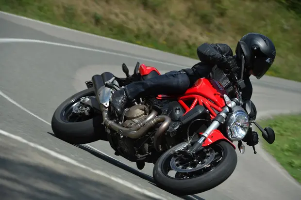 Prova Ducati Monster 821 2015
