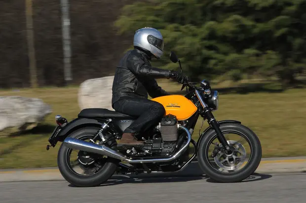 Prova Moto Guzzi V7 II Stone 2015