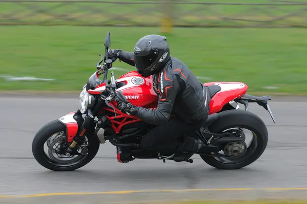 Prova Ducati Monster 1200 R 2016