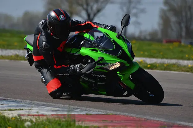 Prova Kawasaki Ninja ZX-10R 2016