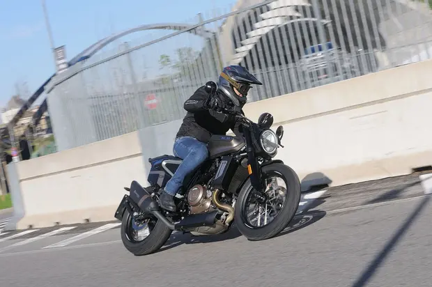 Prova Husqvarna Svartpilen 701 2020