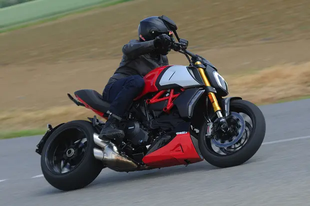 Prova Ducati Diavel 1260 S 2020