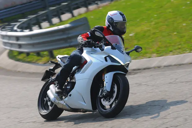 Prova Ducati SuperSport 2021