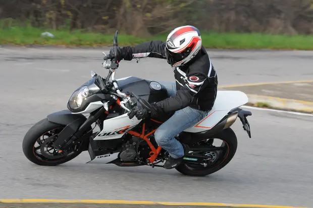 Prova KTM Super Duke 990 R 2010
