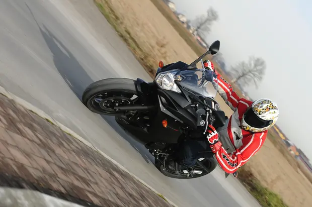 Prova Yamaha XJ6 Diversion F 2011