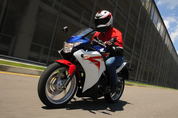 Prova Honda CBR 125/250 R CBR 250 R 2011
