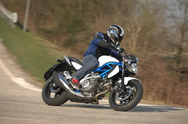 Prova Suzuki Gladius 650 2011