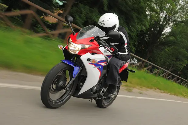 Prova Honda CBR 125/250 R CBR 125 R  2011