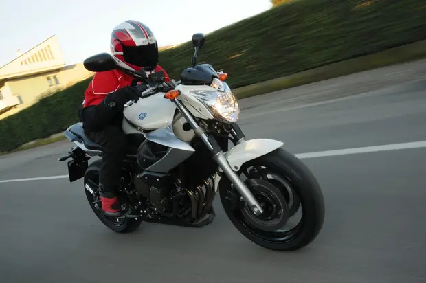 Prova Yamaha XJ6 2011