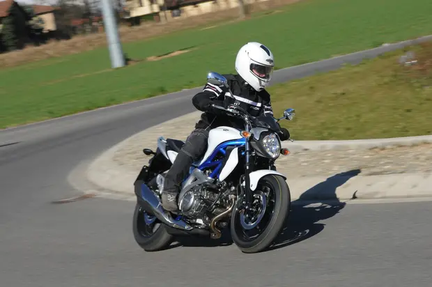 Prova Suzuki Gladius 650 2011