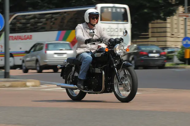 Prova Triumph Bonneville 865 T100 Black 2012