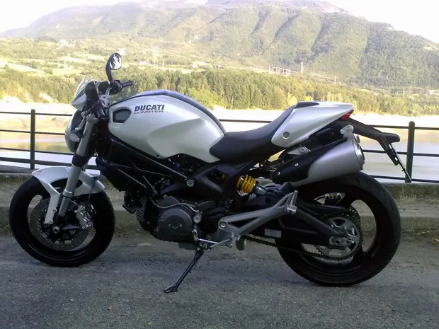 Prova Ducati Monster 696 + 2010