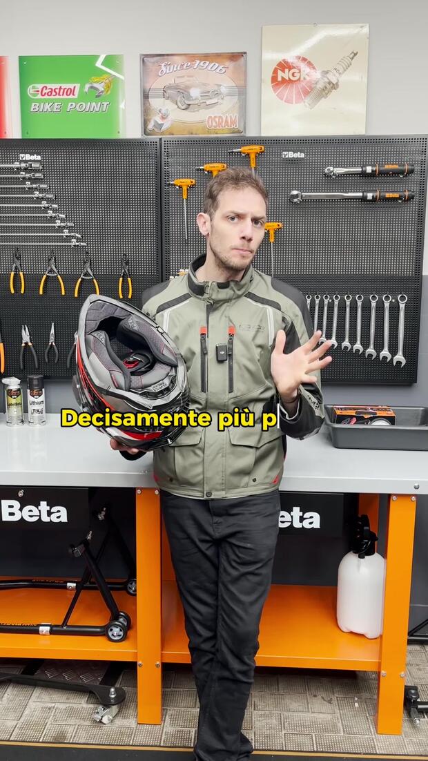 Caschi: come si allacciano quelli con chiusura a doppio anello . . .