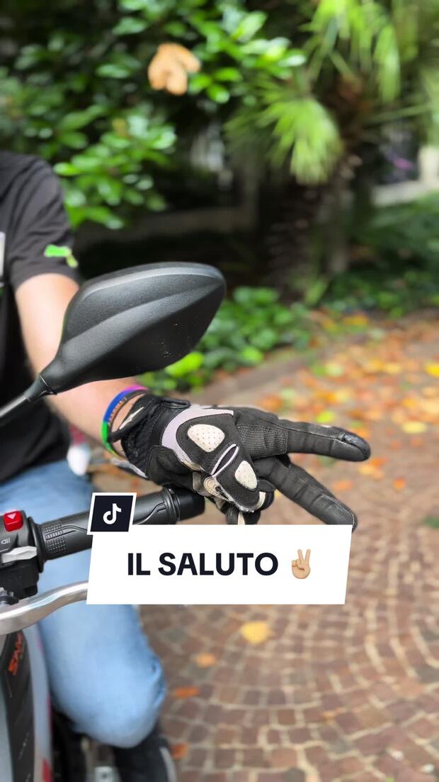 Il saluto dei motociclisti . . .