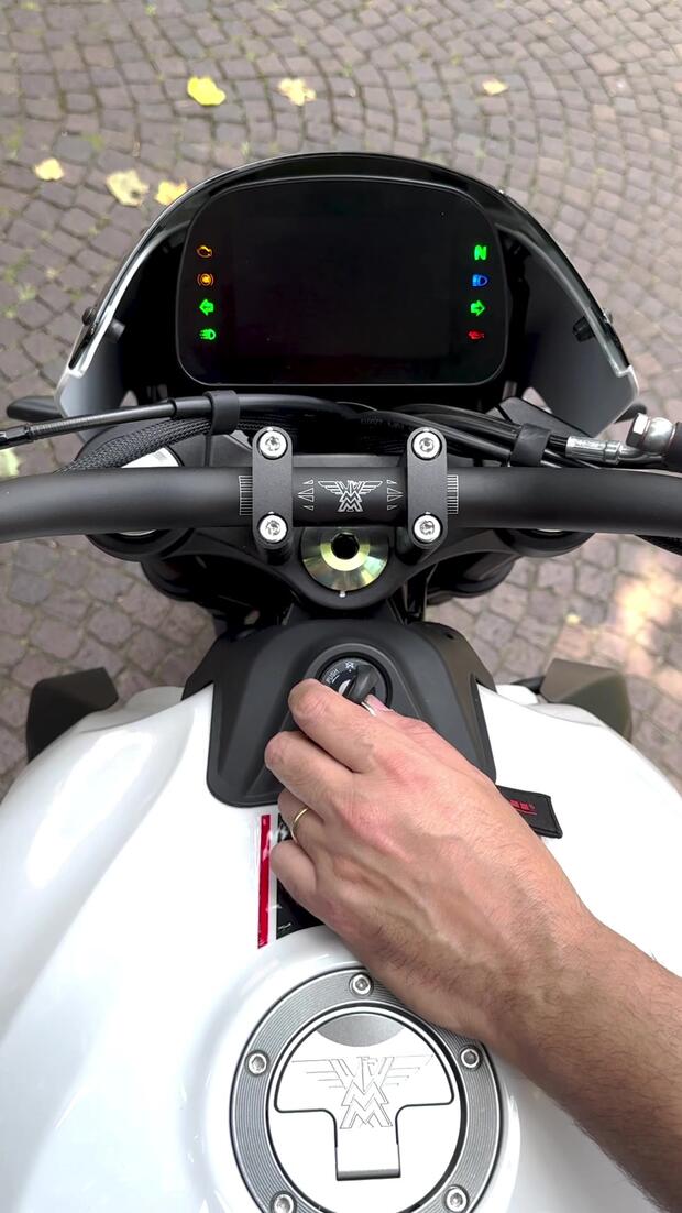 Moto Morini Seiemmezzo STR . . .