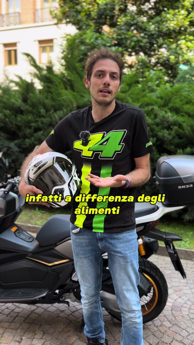 Il vecchio casco da moto… scade? . . .