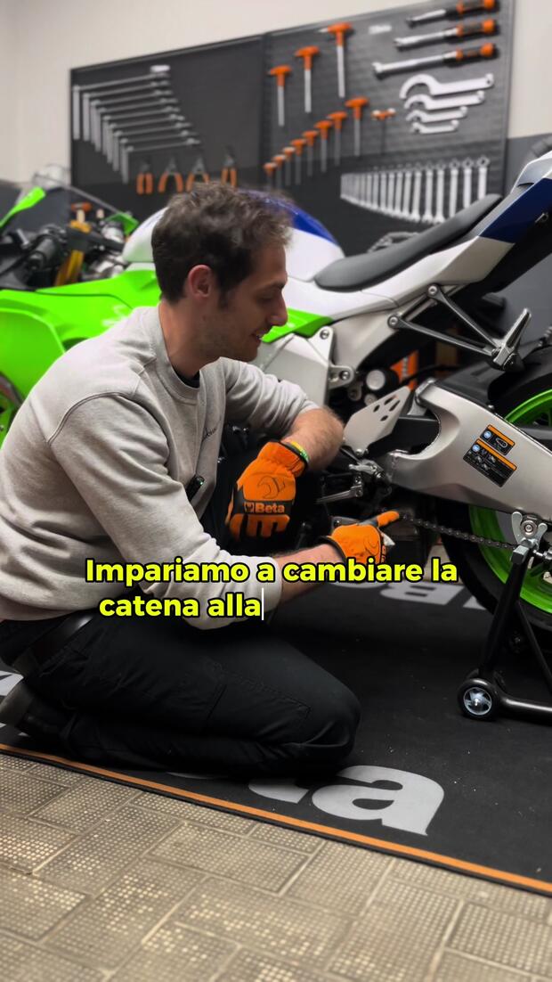 Tutorial: cambiare la catena alla moto in quattro semplici step! . . .