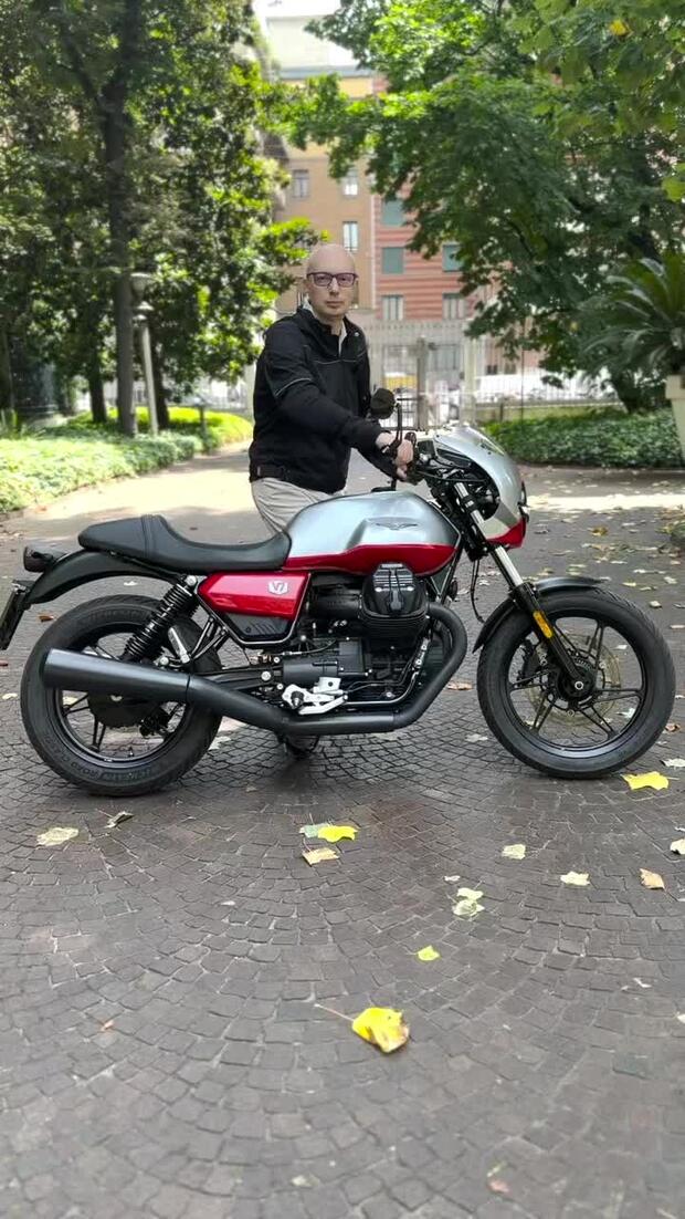 Moto Guzzi V7 Stone Corsa . . .