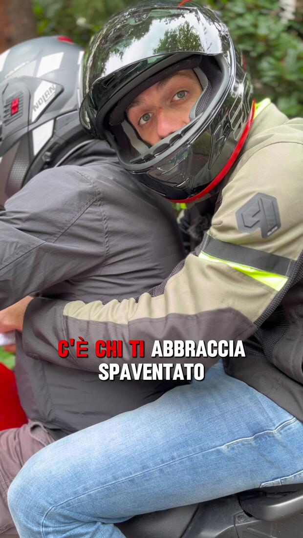 Il passeggero in moto: come deve tenersi? . . .