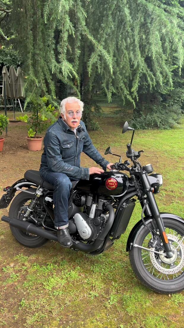 BSA 650 Gold Star Shadow Black . . .