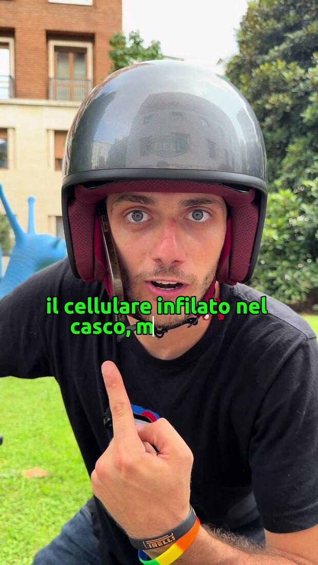 Il cellulare infilato nel casco? Assolutamente NO 🚫 . . .
