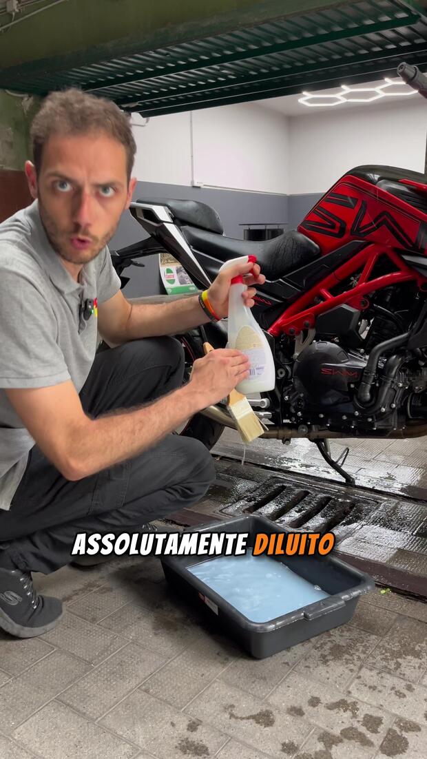 Pulire la moto benissimo con i prodotti di casa: ecco come fare! . . .