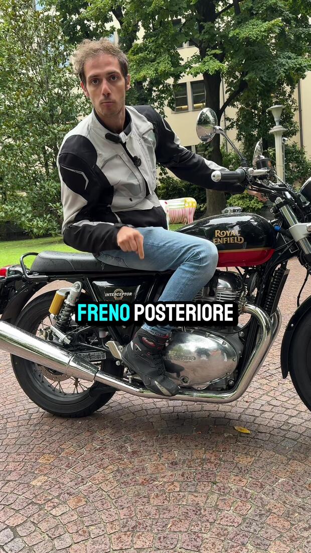 Moto: ma come si guida sul bagnato? . . .         @Royal Enfield Italia