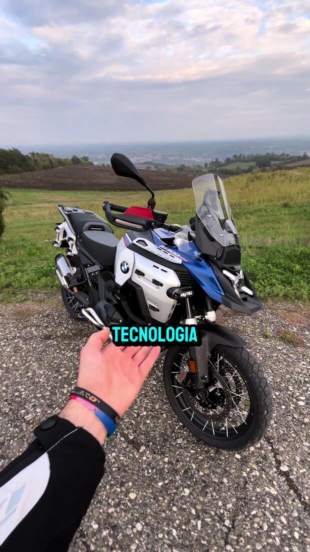 La BMW R 1300 GS Adventure con il cambio automatico: ecco come funziona e quanto costa! . . .