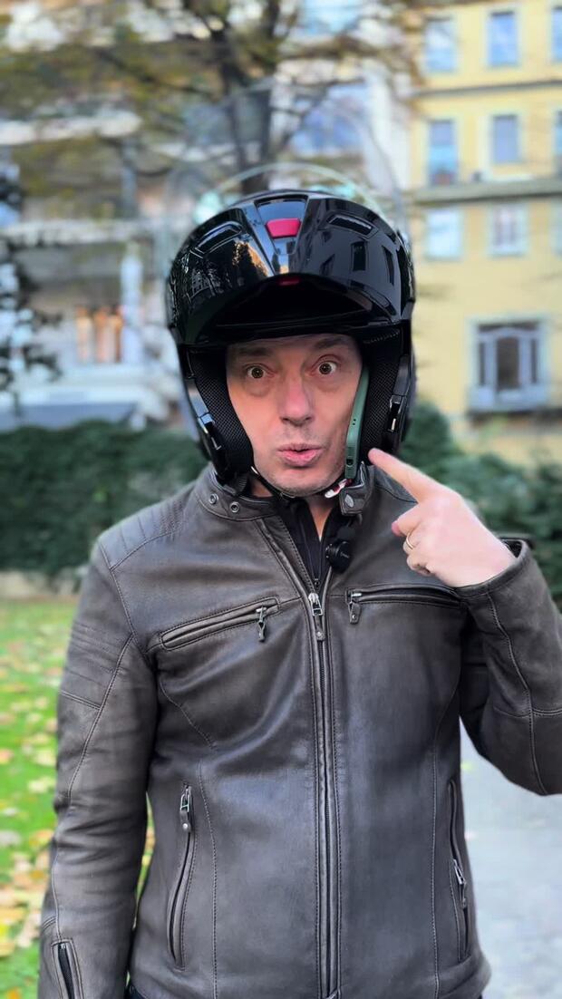 Tenere il telefono nel casco: ecco la multa! . . .