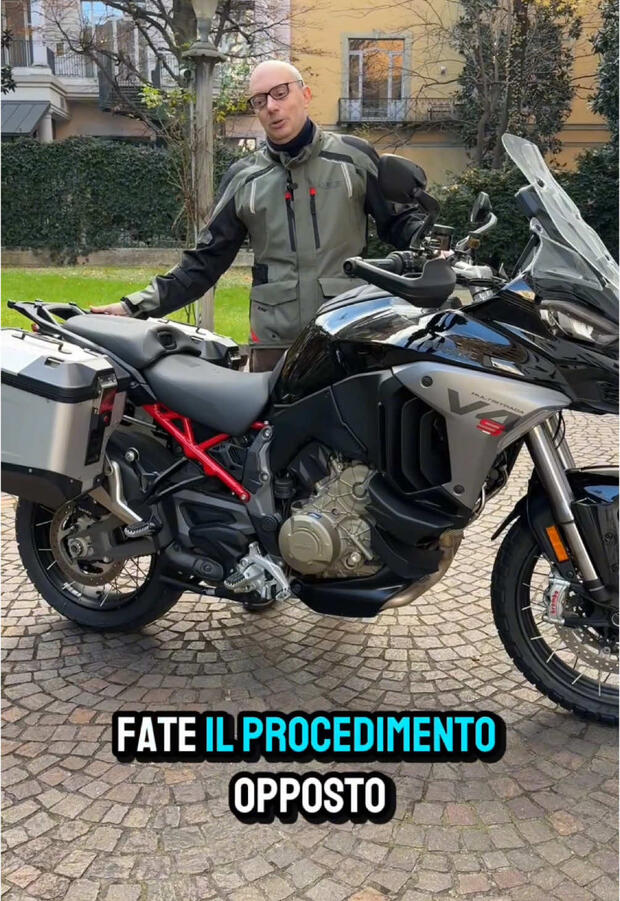 Come mettere sul cavalletto centrale una moto grande e pesante? . . .