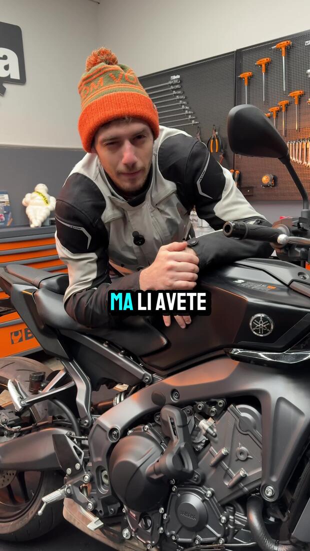 Un regalino di Natale per la tua moto? Un bel telo! . . .