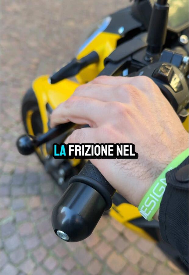 Come va usata la frizione nel traffico? . . .