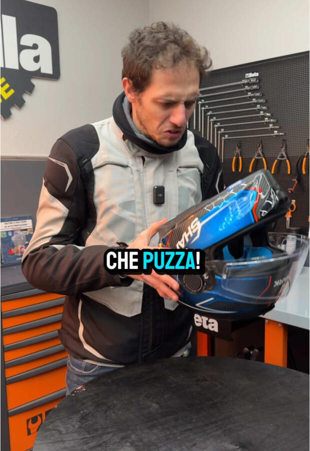 Come si lavano gli interni del casco? . . .