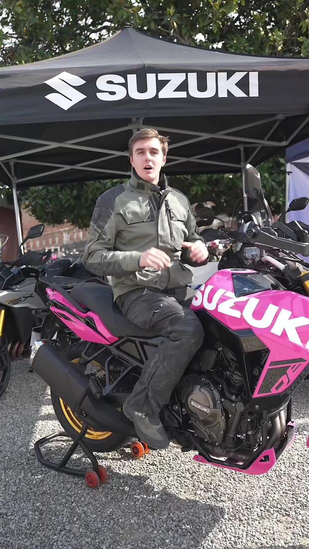 Suzuki: la Strade Bianche, il Giro d’Italia e la V-Strom 800 DE rosa . . .