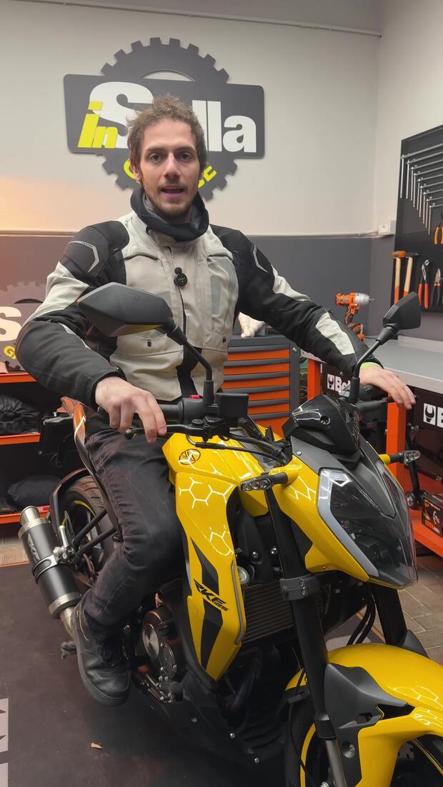 Come si regolano i comandi sulla moto? . . .