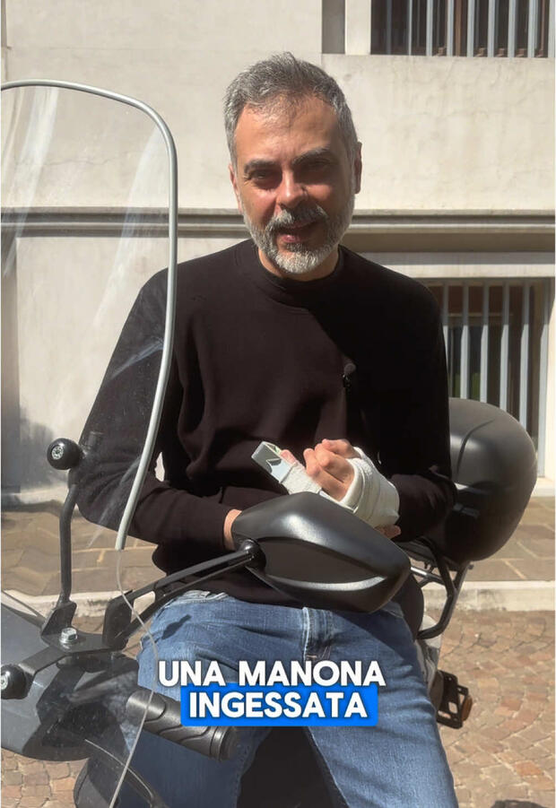 Si può guidare la moto con il braccio ingessato? . . .