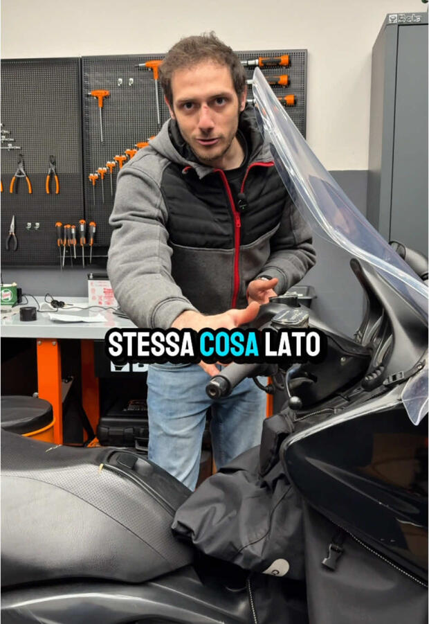 Trovare e cambiare le manopole al maxiscooter: ecco come si fa! . . .