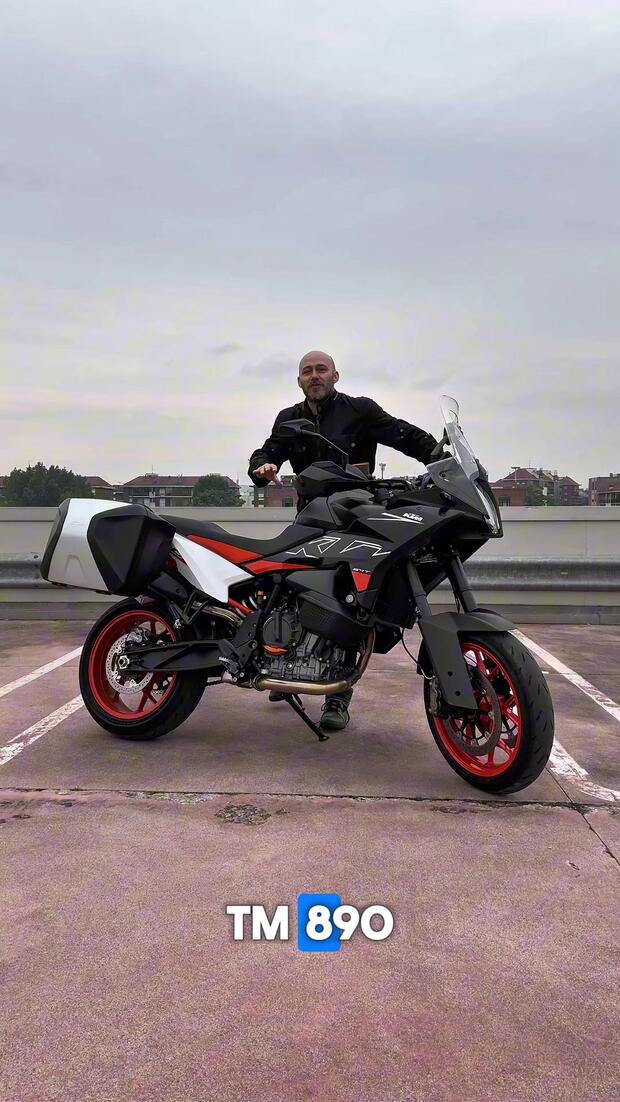 Una KTM 890 SMT molto speciale! . . .