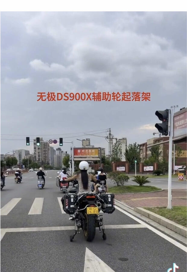 La moto “con le rotelle”?! . . .