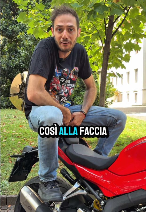 Il laccetto sulla sella delle moto sportive a cosa serve? . . .