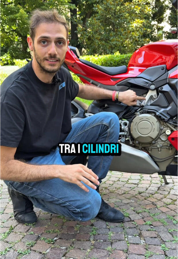 Parliamo del motore V4! . . .